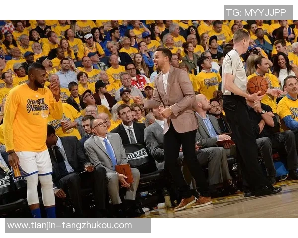 足球球星踏上新征程 亮相机场瞬间引发球迷热烈追捧 足球球星踏上新征程 亮相机场瞬间引发球迷热烈追捧